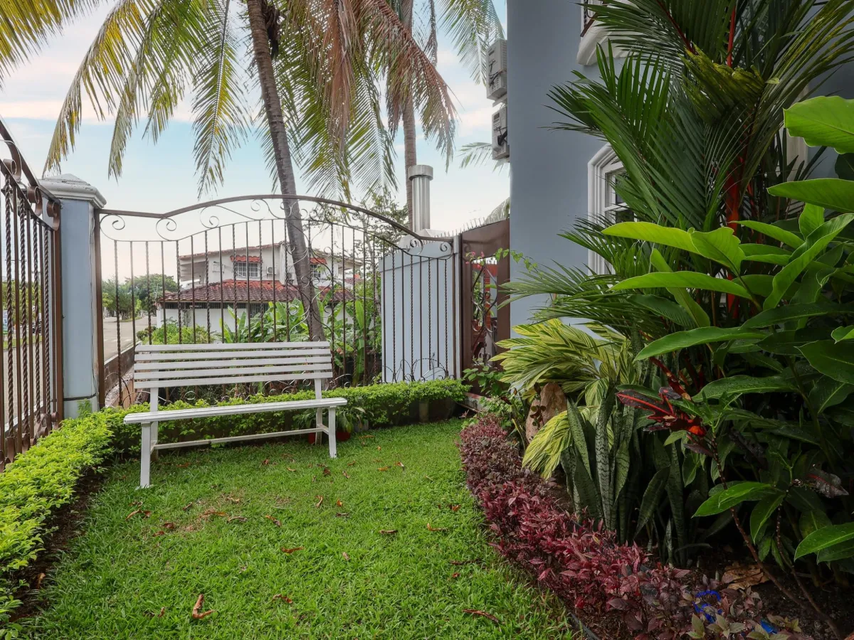 Venta de casa de 2 niveles en Altos de Panamá