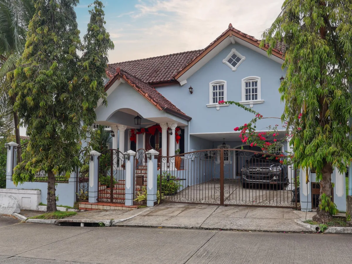 Venta de casa de 2 niveles en Altos de Panamá