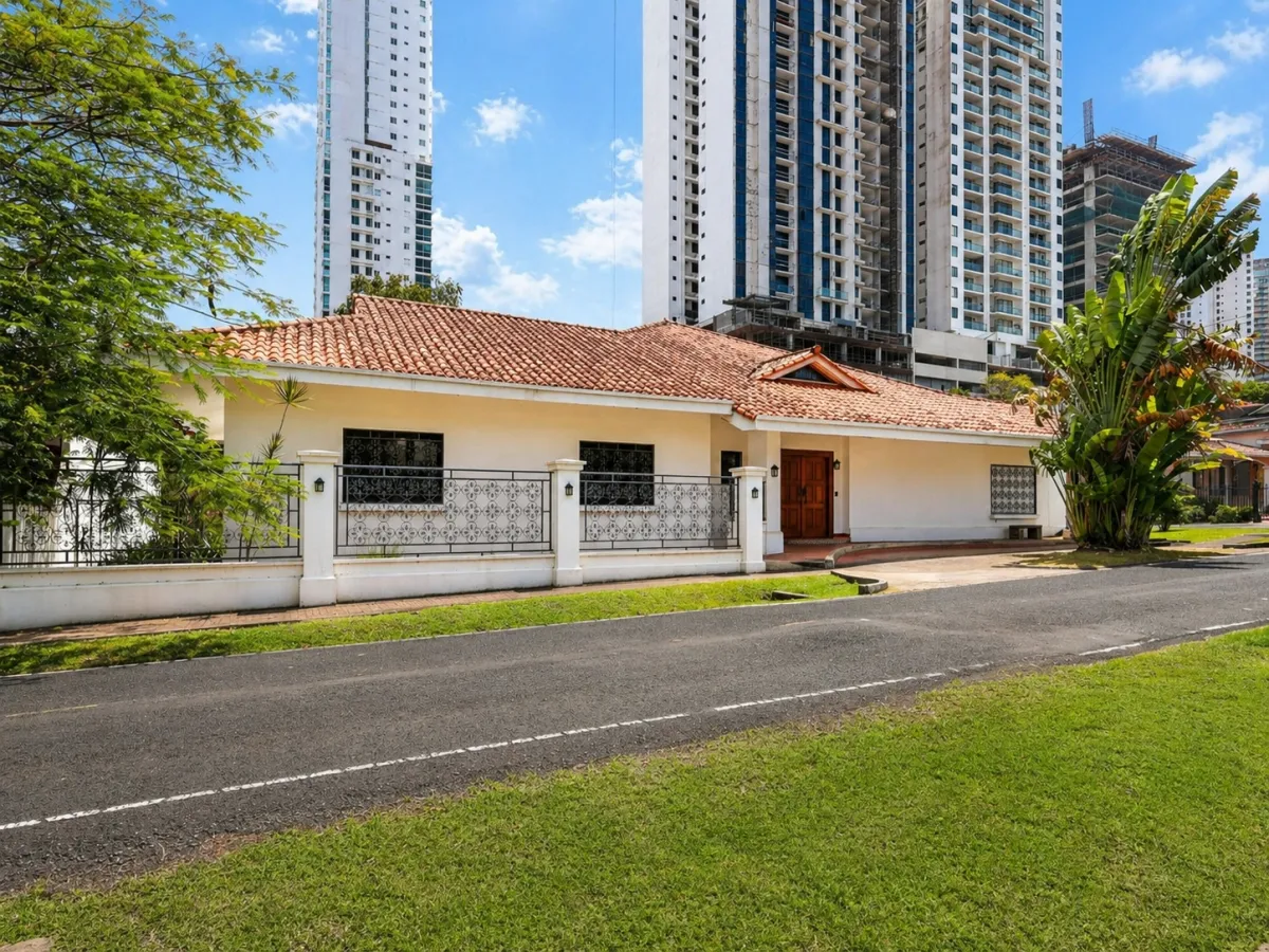 Two-level house for sale in Altos del Golf