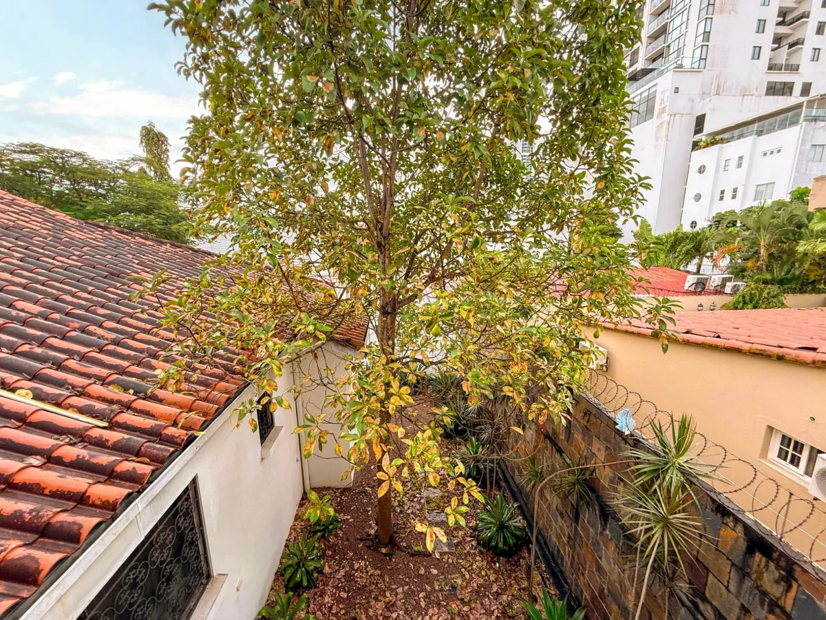 Two-level house for sale in Altos del Golf