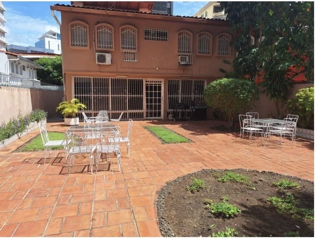 SE VENDE - comercial con patio en Obarrio – Zonificación 1ZM6 -
