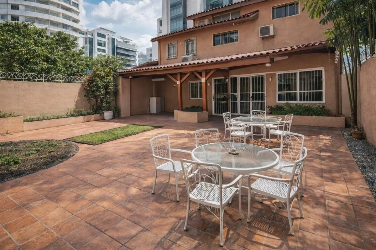 SE VENDE - comercial con patio en Obarrio – Zonificación 1ZM6 -