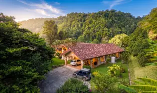 Two Villas with 6 Bedrooms and Mountain Views