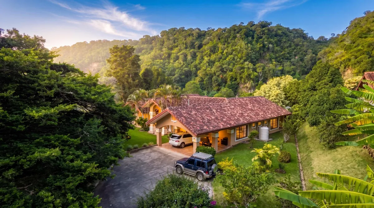 Dos Villas con 6 Habitaciones y Vistas a la Montaña.