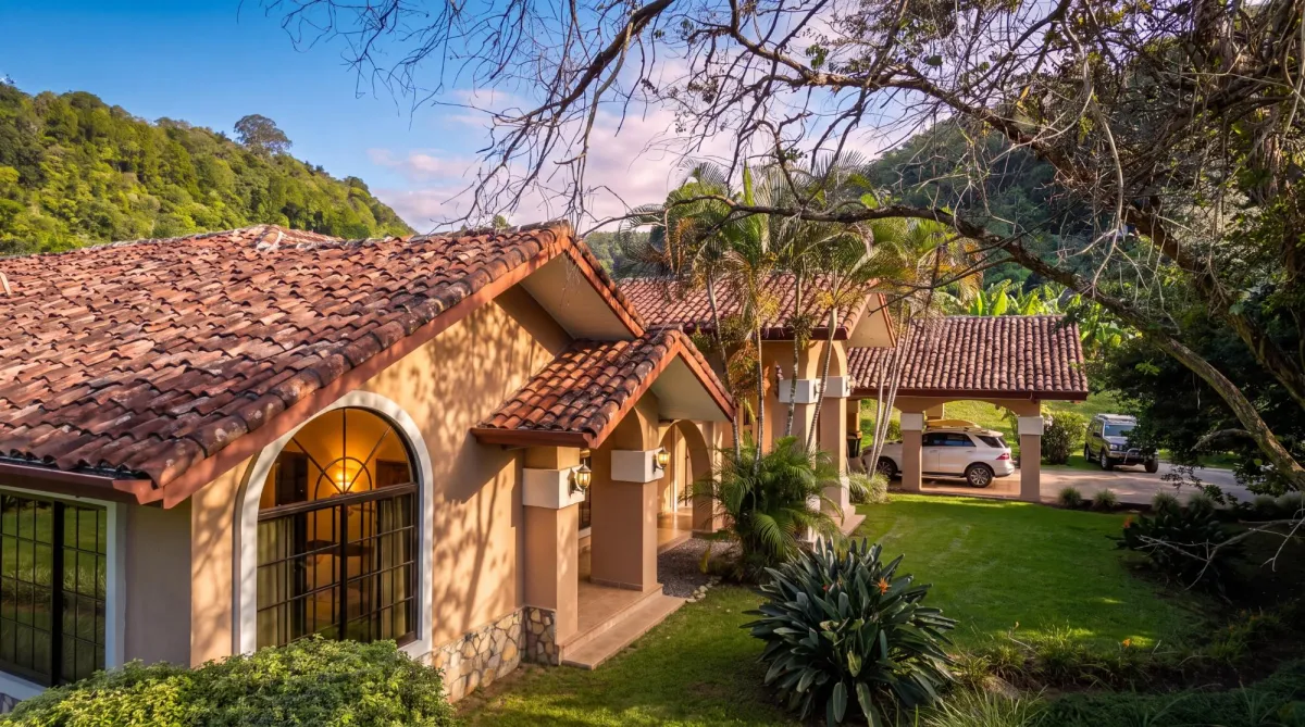 Dos Villas con 6 Habitaciones y Vistas a la Montaña.
