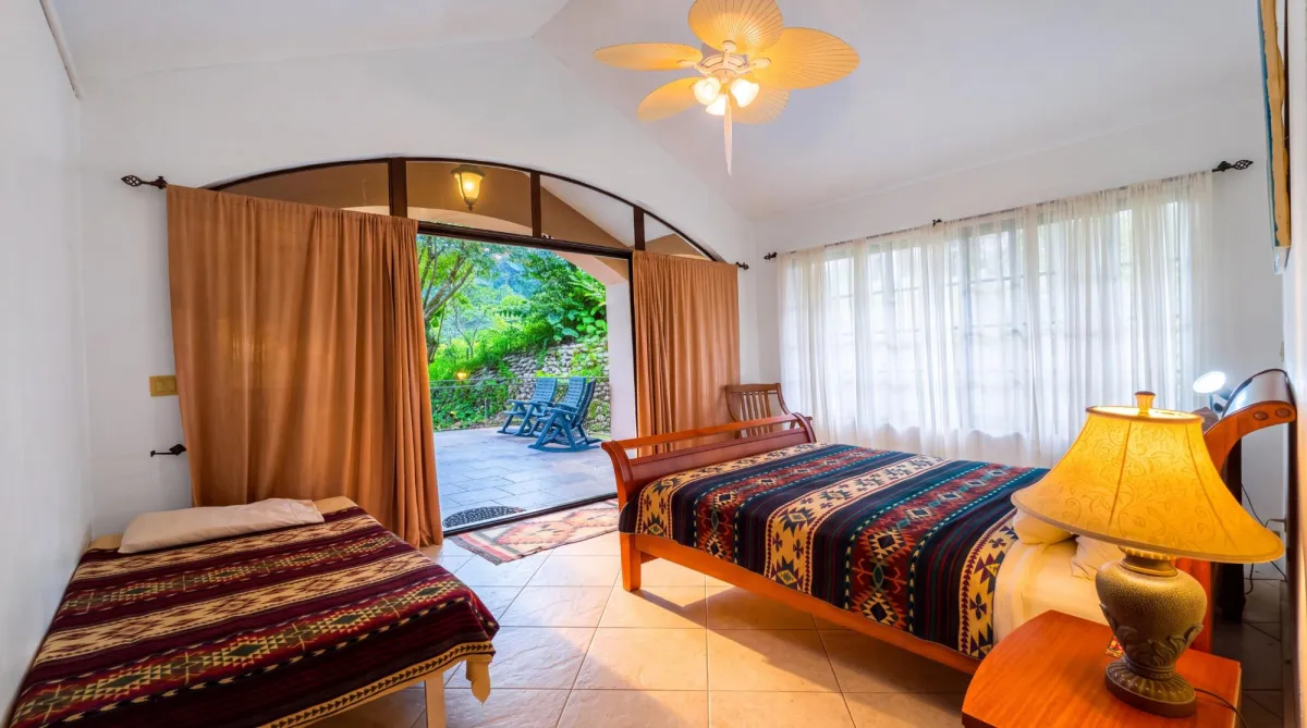 Dos Villas con 6 Habitaciones y Vistas a la Montaña.