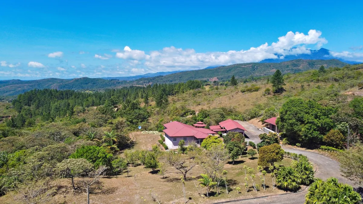 7 Hectares Mountain Solar-Powered Home in Boquete