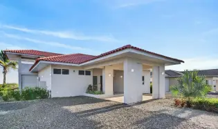 Casa Moderna con Vista al Mar en Andromeda Estates Pedasi