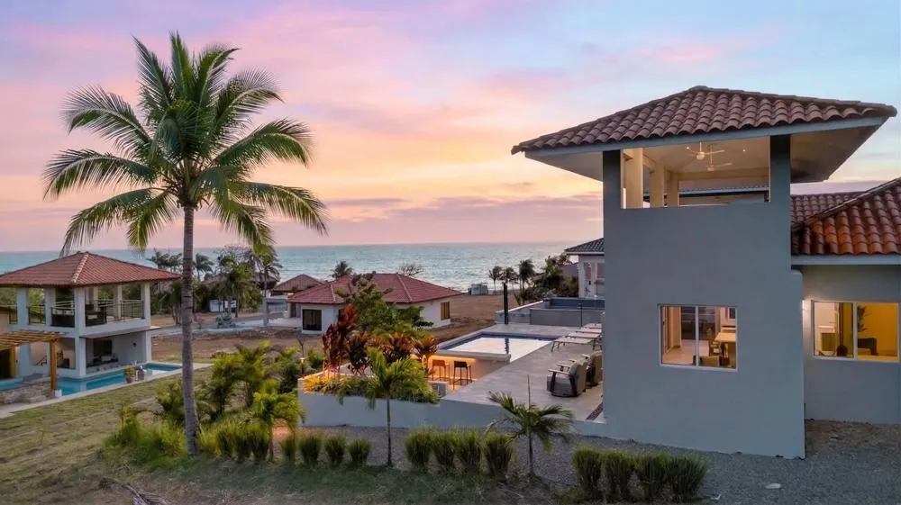 Casa Moderna con Vista al Mar en Andromeda Estates Pedasi