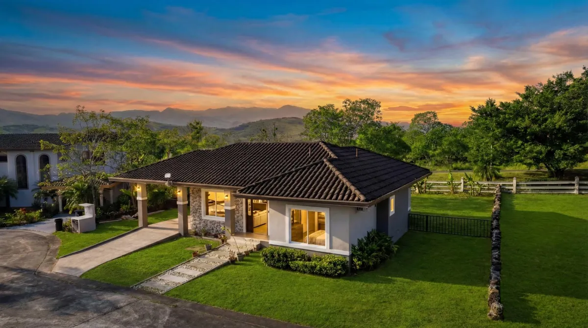 Moderna Casa Amoblada de 2 Recámaras en Boquete Canyon Village