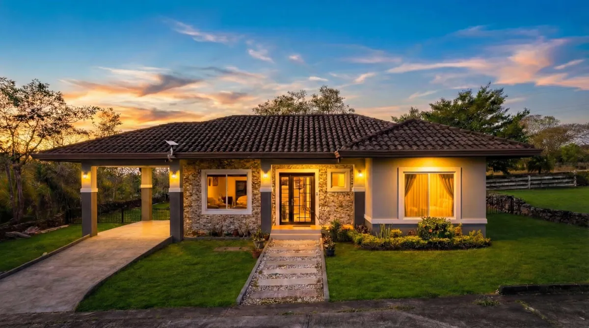Moderna Casa Amoblada de 2 Recámaras en Boquete Canyon Village