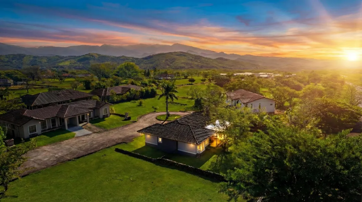 Moderna Casa Amoblada de 2 Recámaras en Boquete Canyon Village