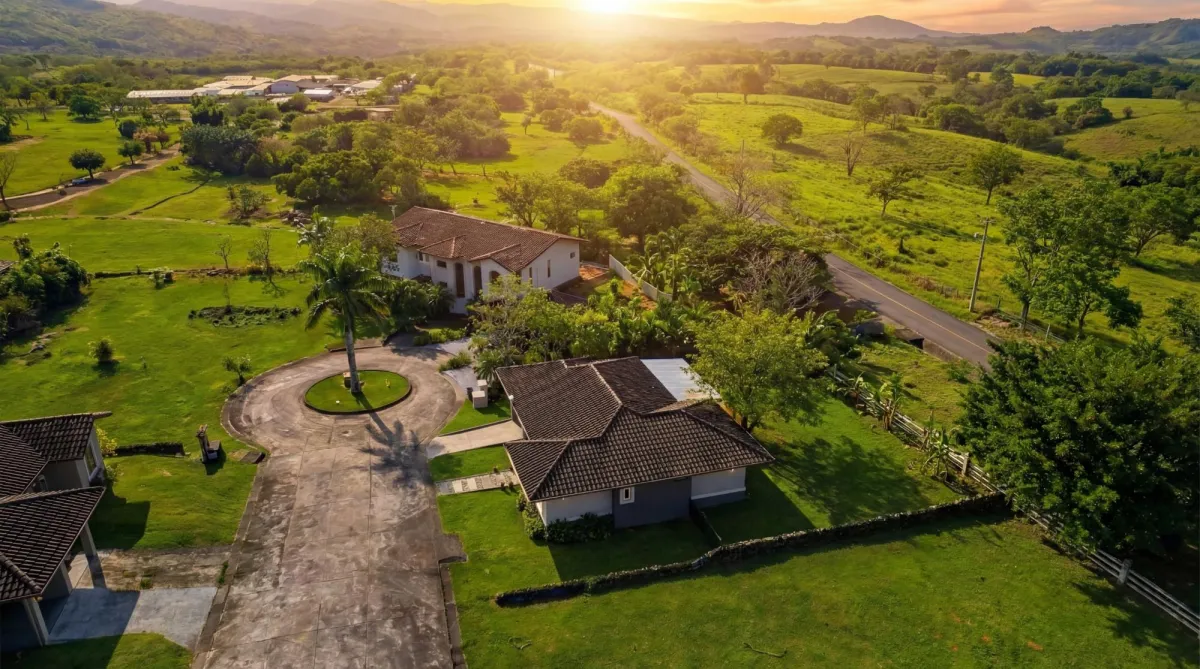 Moderna Casa Amoblada de 2 Recámaras en Boquete Canyon Village