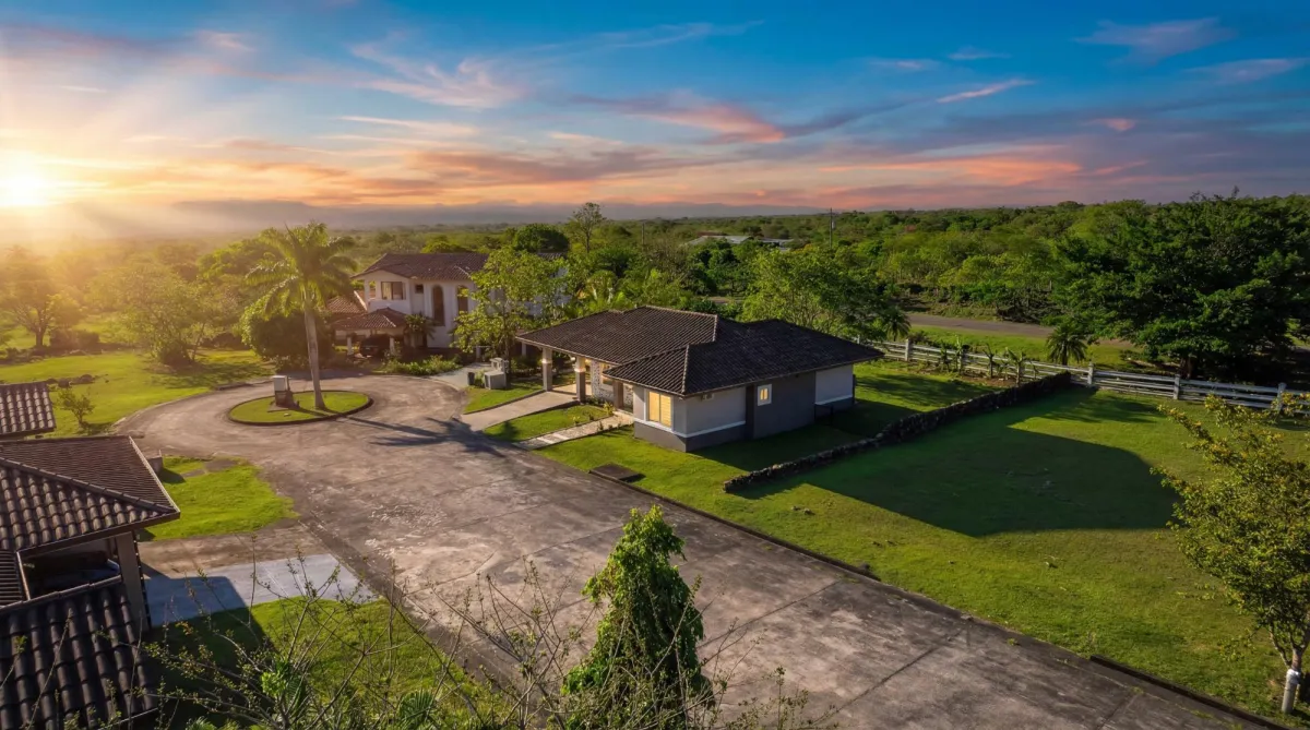 Moderna Casa Amoblada de 2 Recámaras en Boquete Canyon Village