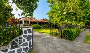Terreno de 1,556m² en Altos del Golf con casa colonial para restaurar