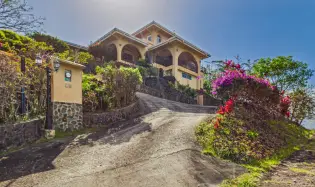 Casa con Vistas a la Montaña y al Océano en Venta en Sora