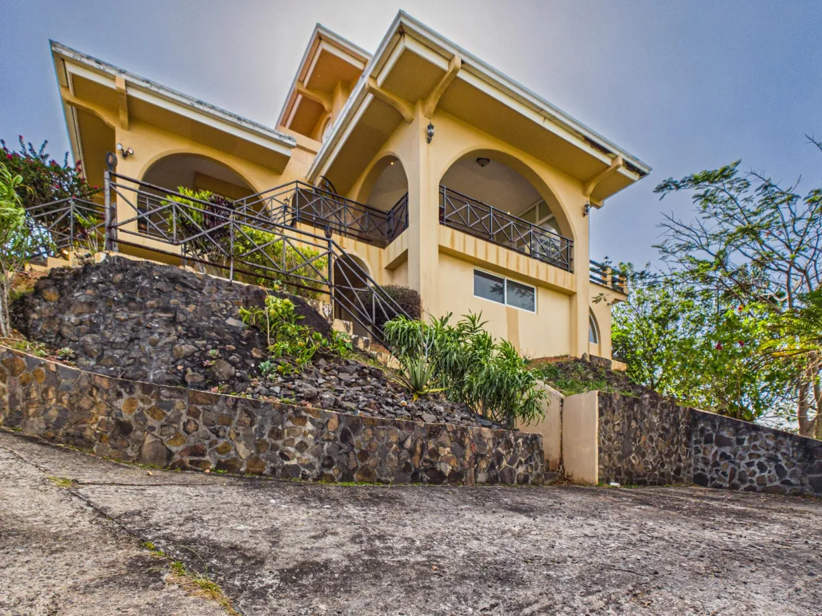 Casa con Vistas a la Montaña y al Océano en Venta en Sora