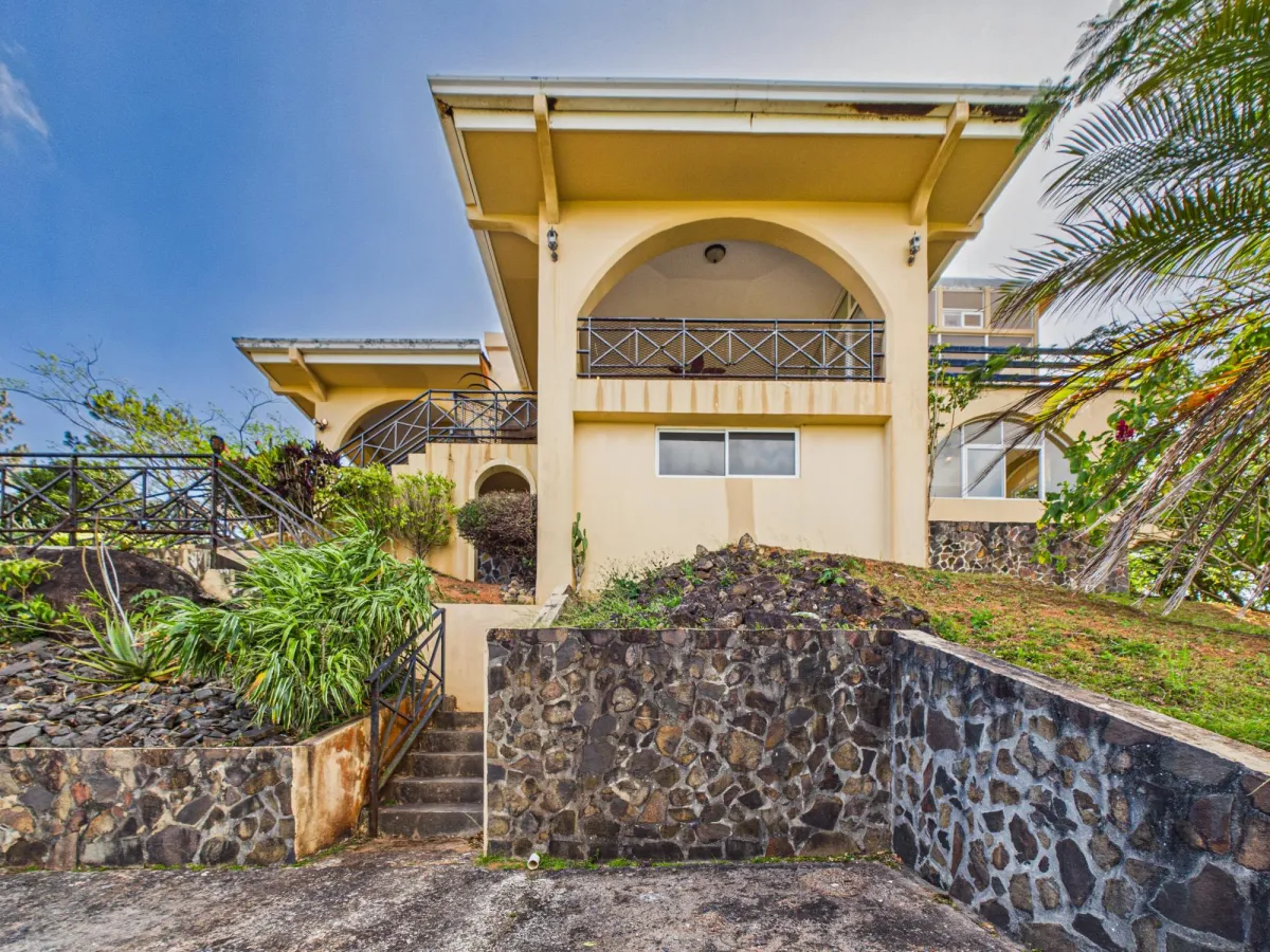 Casa con Vistas a la Montaña y al Océano en Venta en Sora