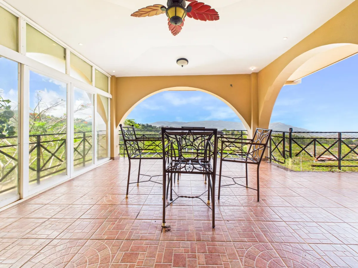 Casa con Vistas a la Montaña y al Océano en Venta en Sora