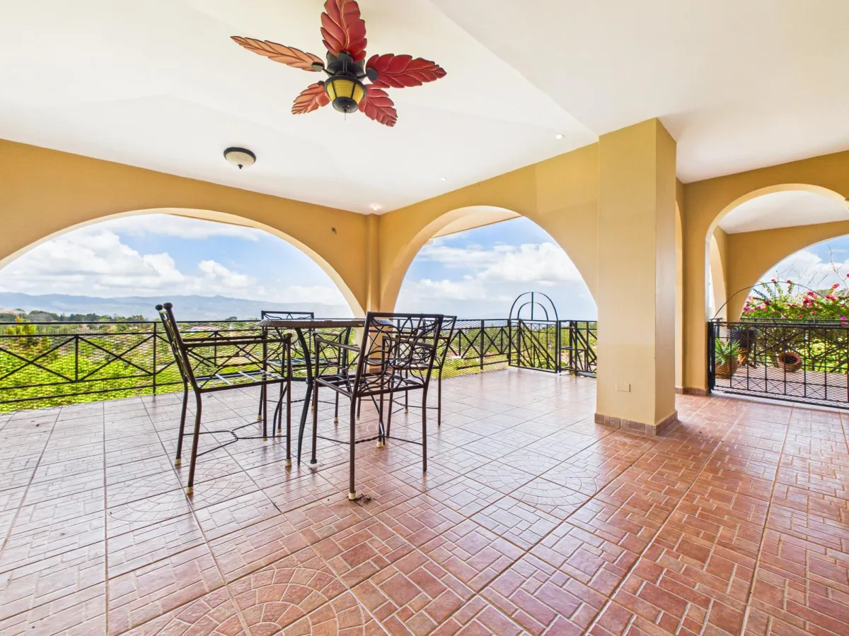 Casa con Vistas a la Montaña y al Océano en Venta en Sora