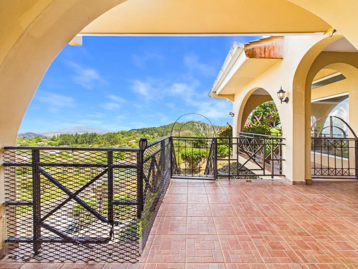 Casa con Vistas a la Montaña y al Océano en Venta en Sora