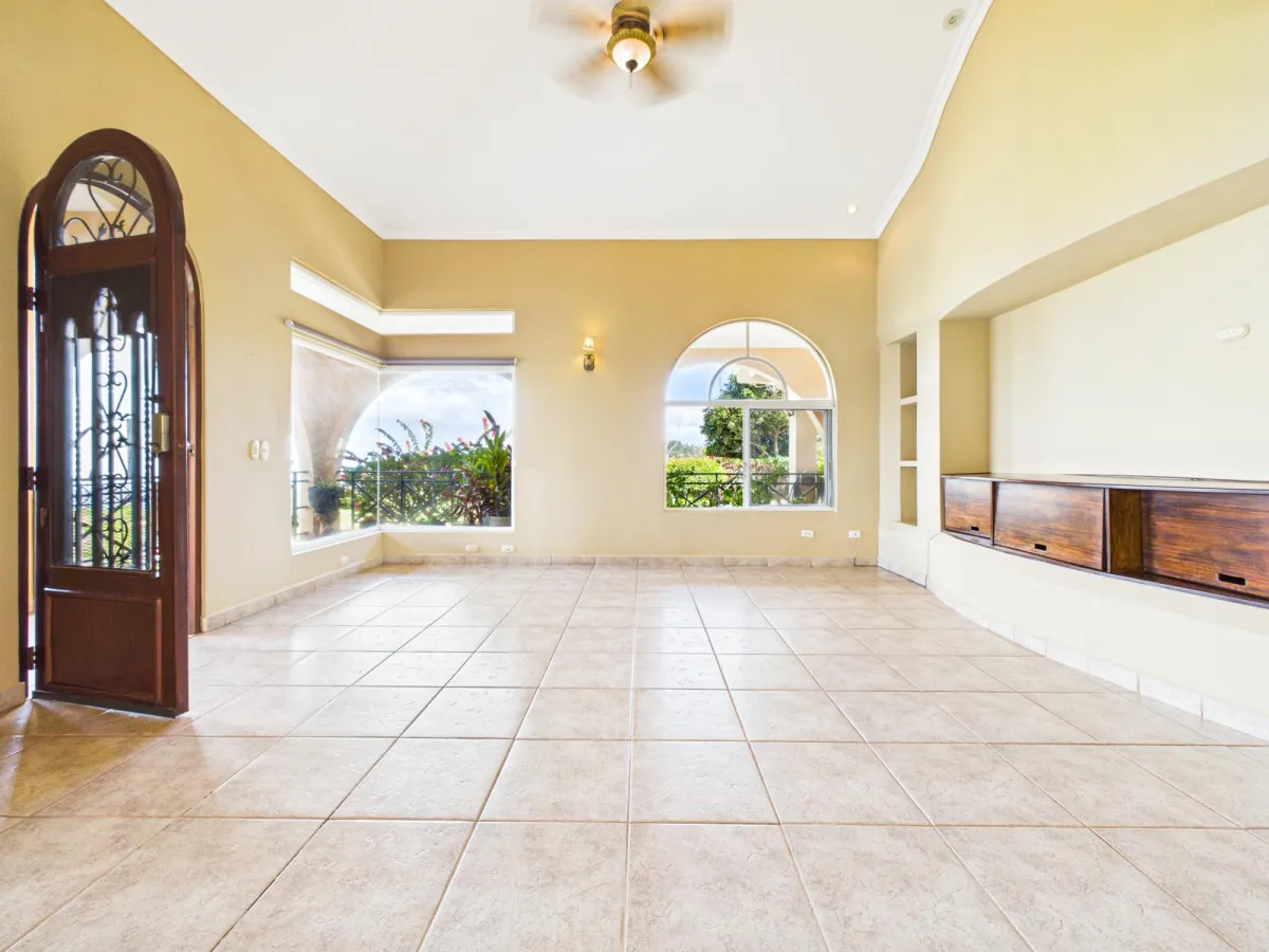 Casa con Vistas a la Montaña y al Océano en Venta en Sora