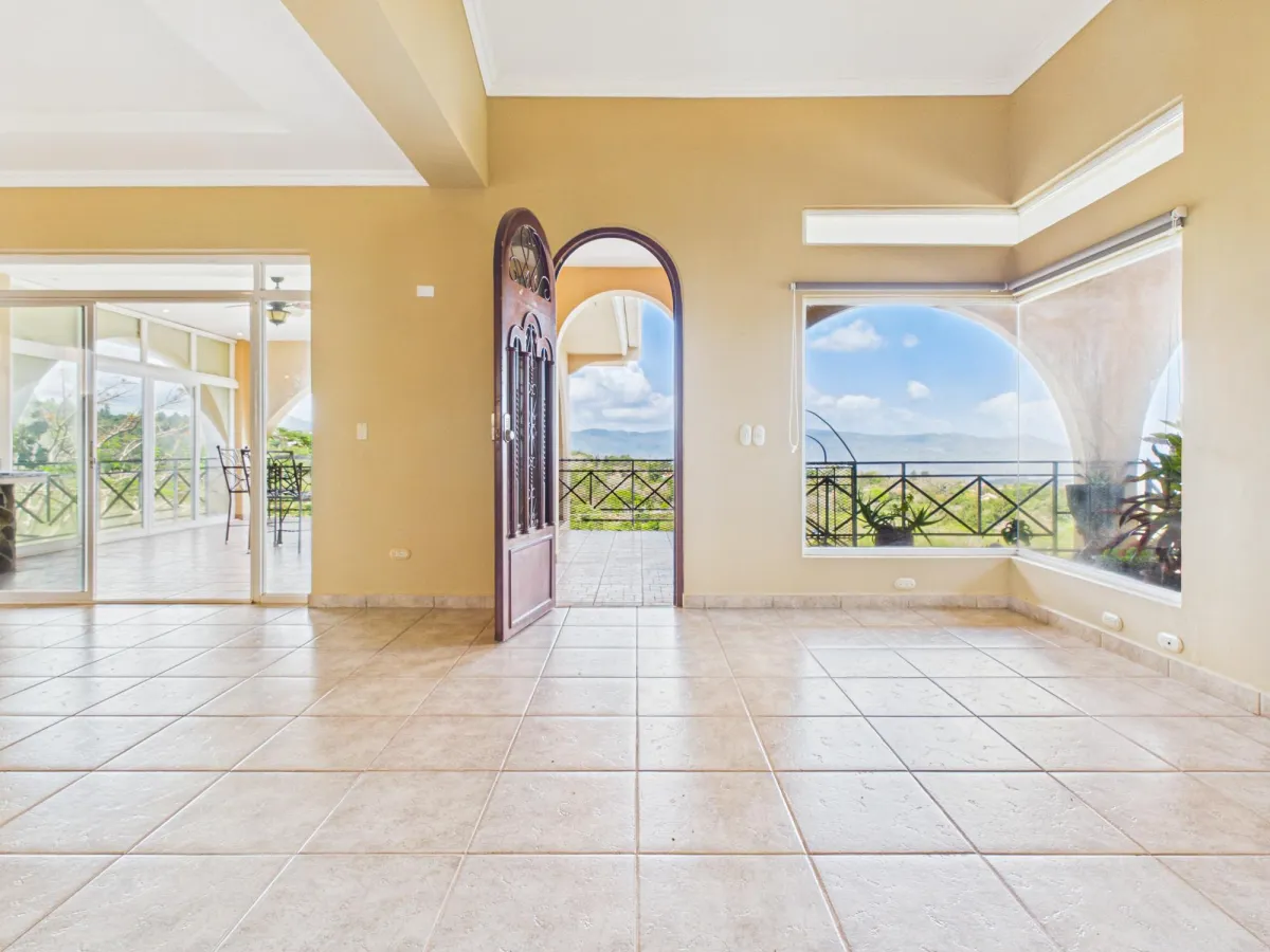 Casa con Vistas a la Montaña y al Océano en Venta en Sora
