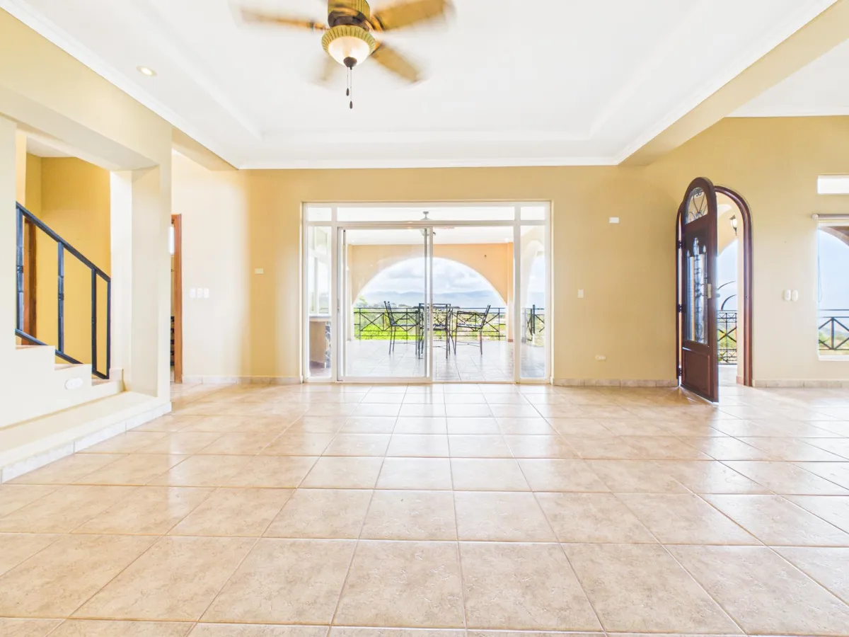 Casa con Vistas a la Montaña y al Océano en Venta en Sora