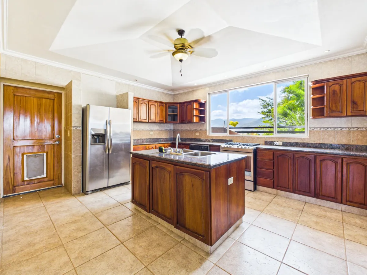 Casa con Vistas a la Montaña y al Océano en Venta en Sora