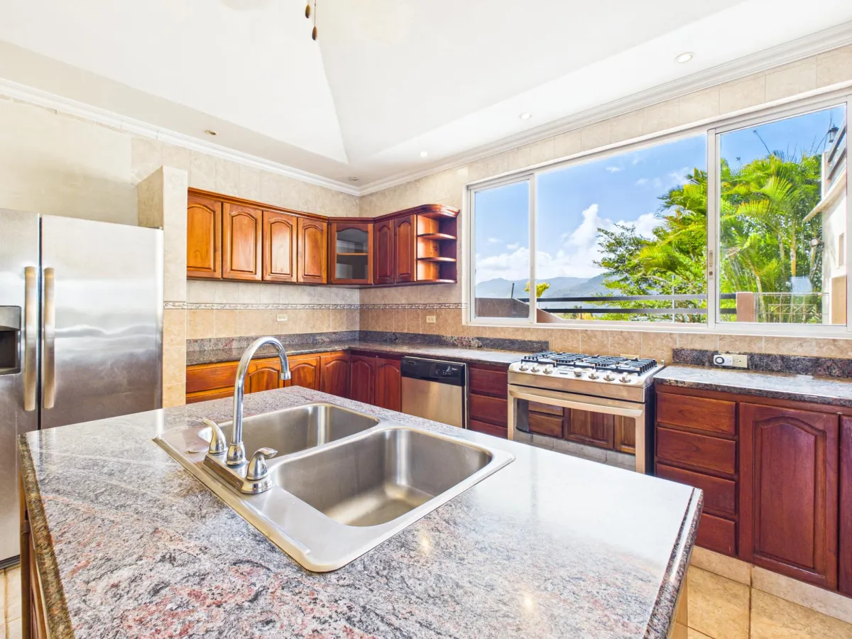 Casa con Vistas a la Montaña y al Océano en Venta en Sora