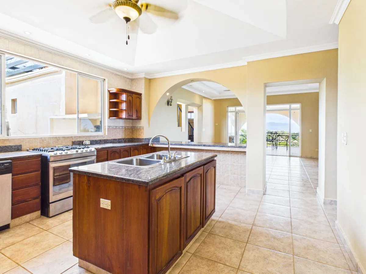 Casa con Vistas a la Montaña y al Océano en Venta en Sora