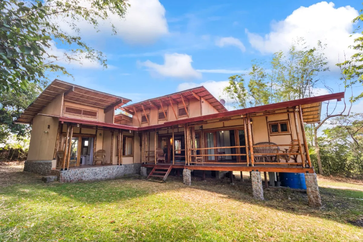 Eco-Friendly 2 Bed 2 Bath Bamboo Home in Boquete