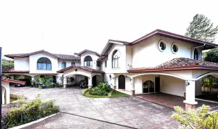 SE VENDE CASA UNIFAMILIAR ADOSADA DE 2 RECAMARAS EN BOQUETE