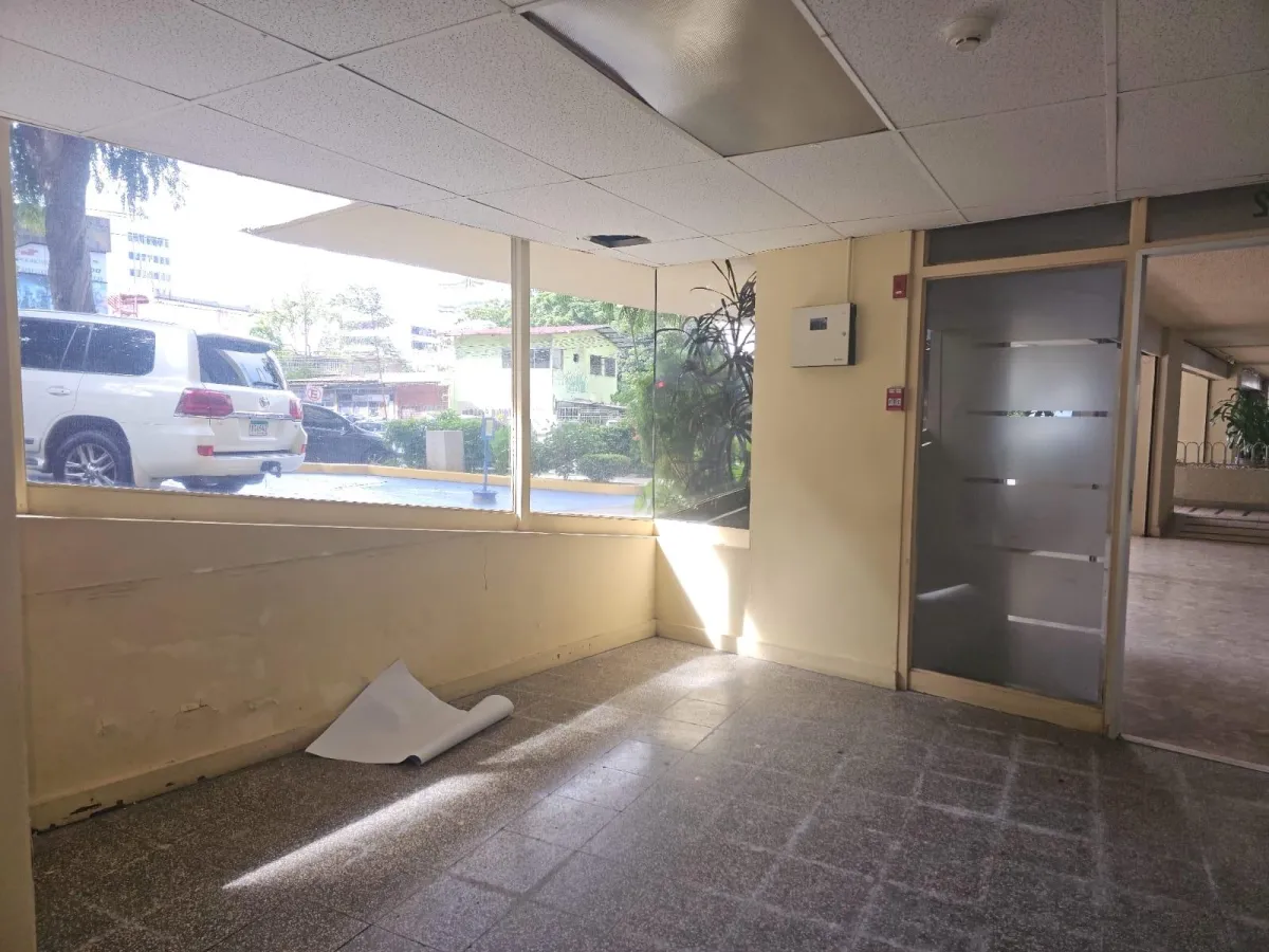 Bank sells commercial premises in Torre Comosa, Ob