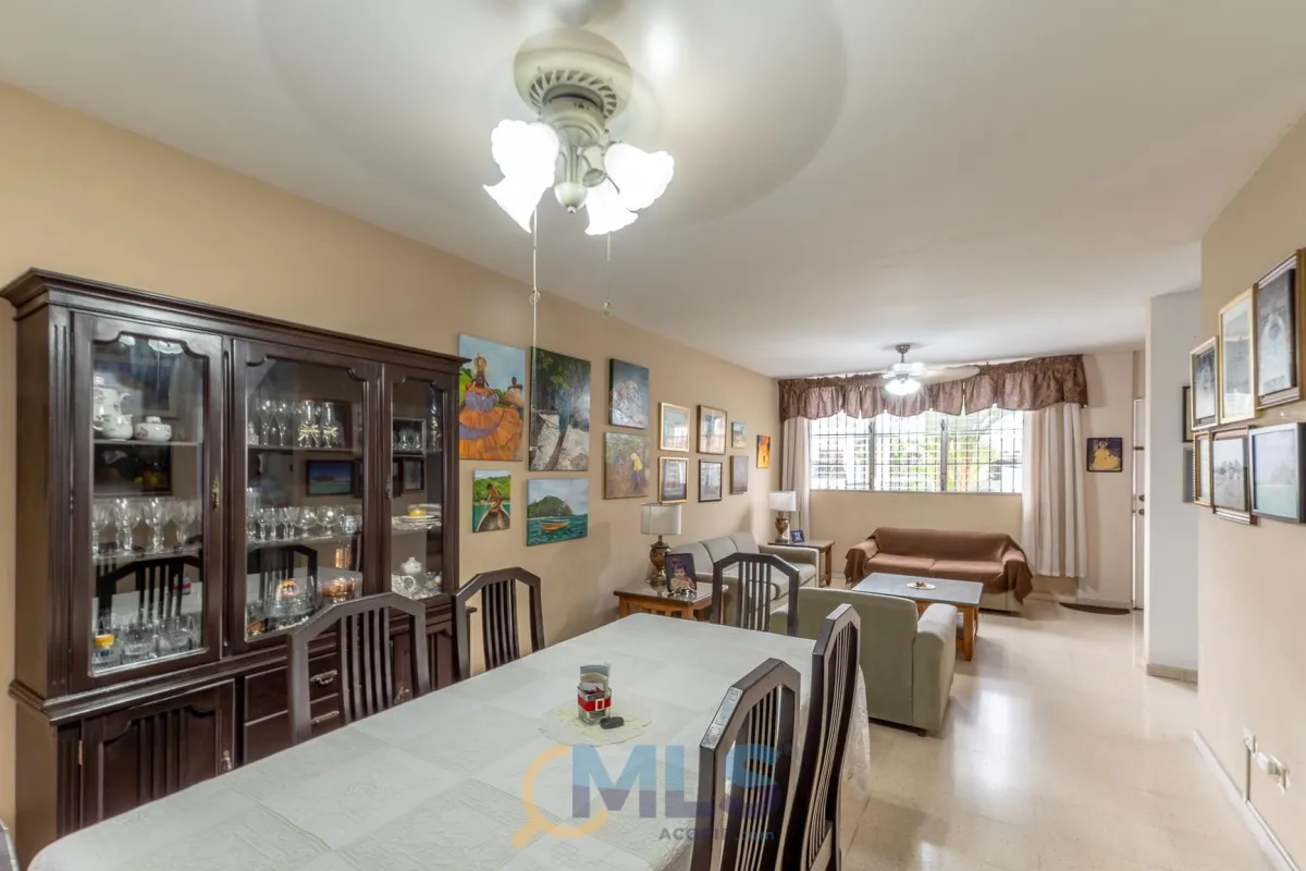 Two-story house with 4 bedrooms in Altos de Panamá