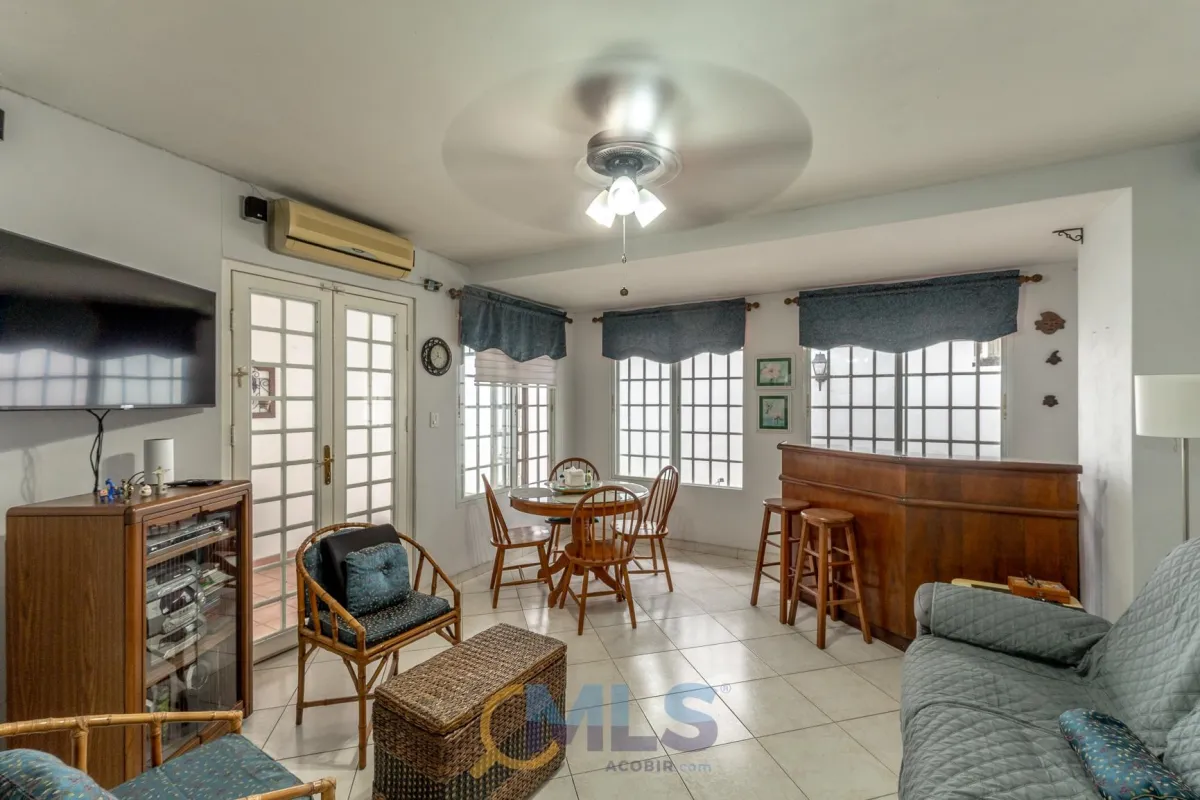 Two-story house with 4 bedrooms in Altos de Panamá