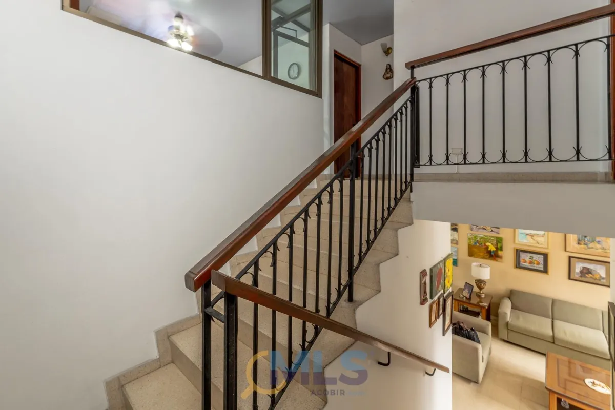 Two-story house with 4 bedrooms in Altos de Panamá