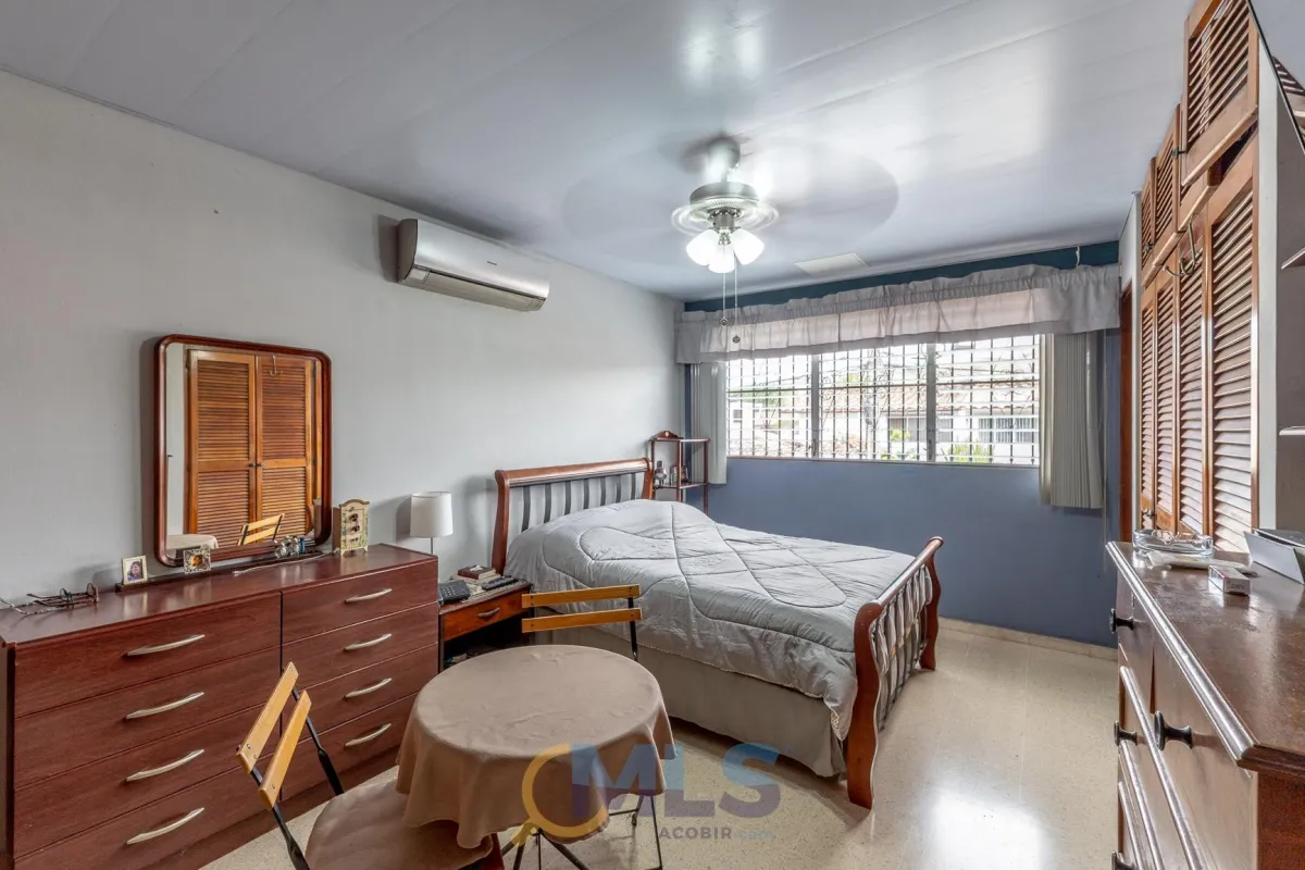 Two-story house with 4 bedrooms in Altos de Panamá