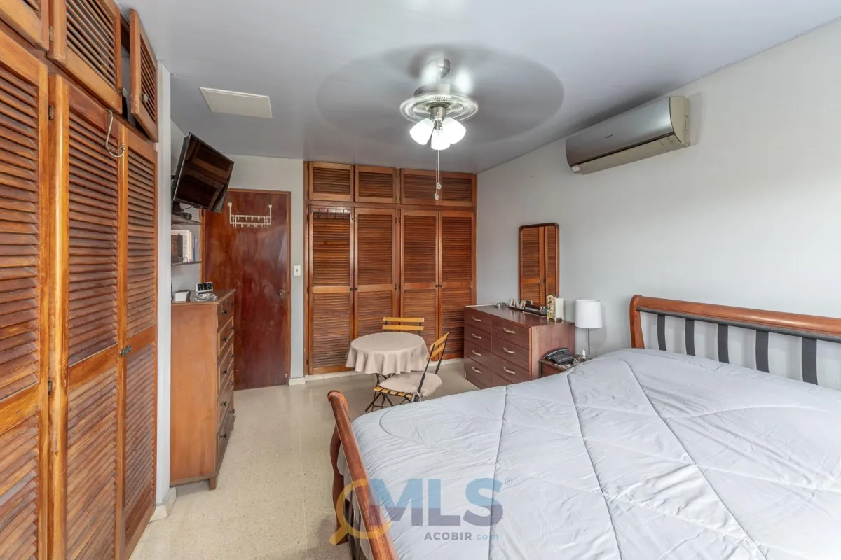 Two-story house with 4 bedrooms in Altos de Panamá