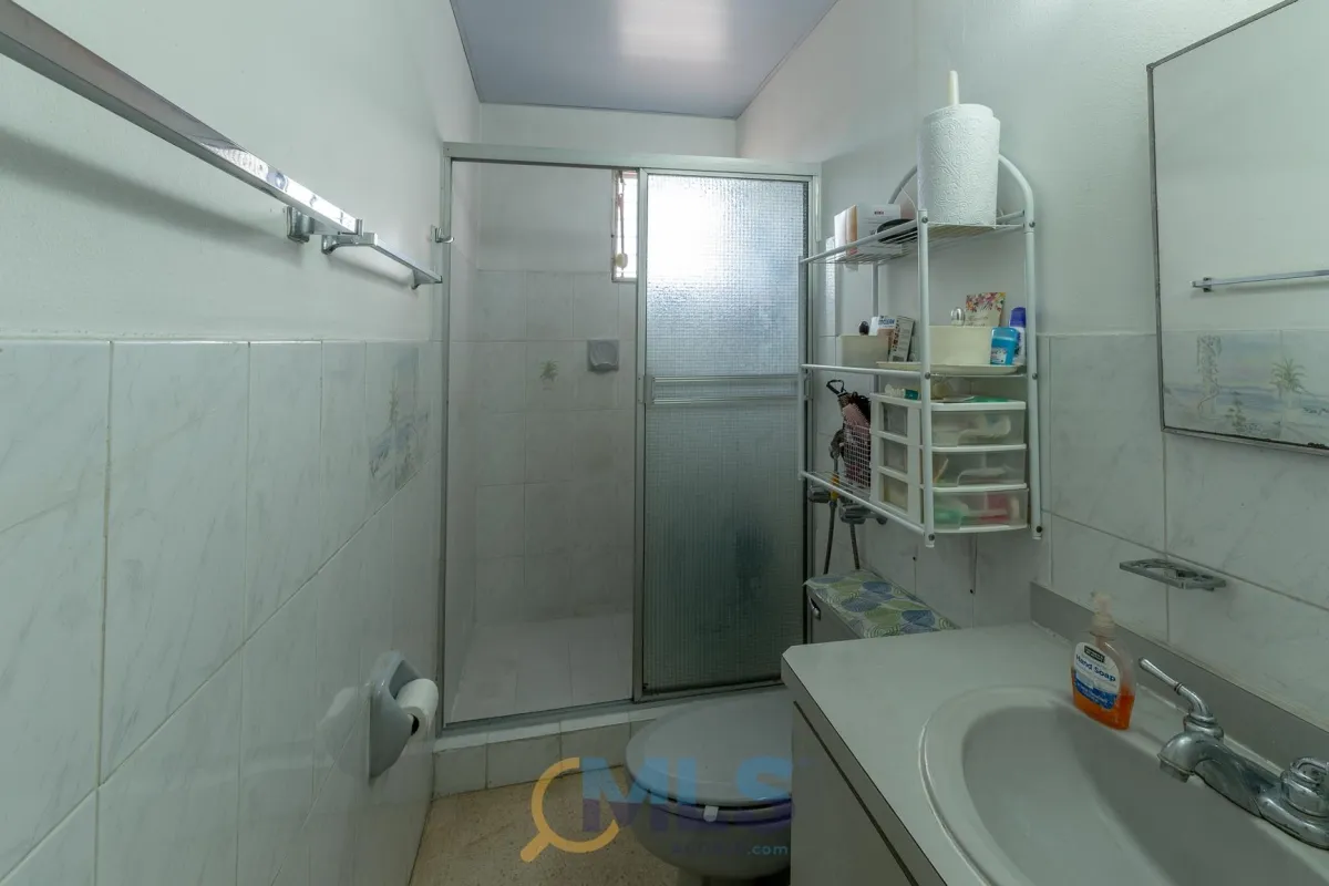 Two-story house with 4 bedrooms in Altos de Panamá