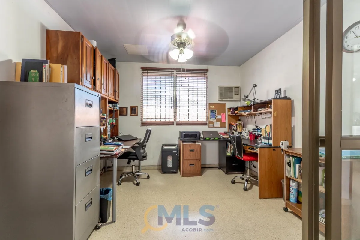 Two-story house with 4 bedrooms in Altos de Panamá