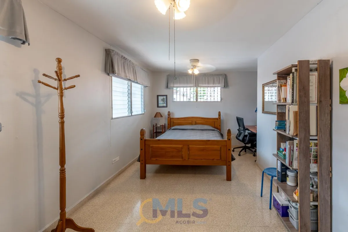 Two-story house with 4 bedrooms in Altos de Panamá