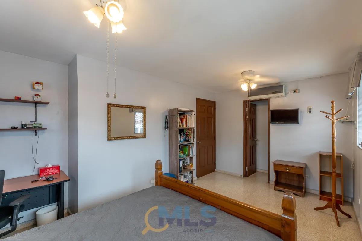 Two-story house with 4 bedrooms in Altos de Panamá
