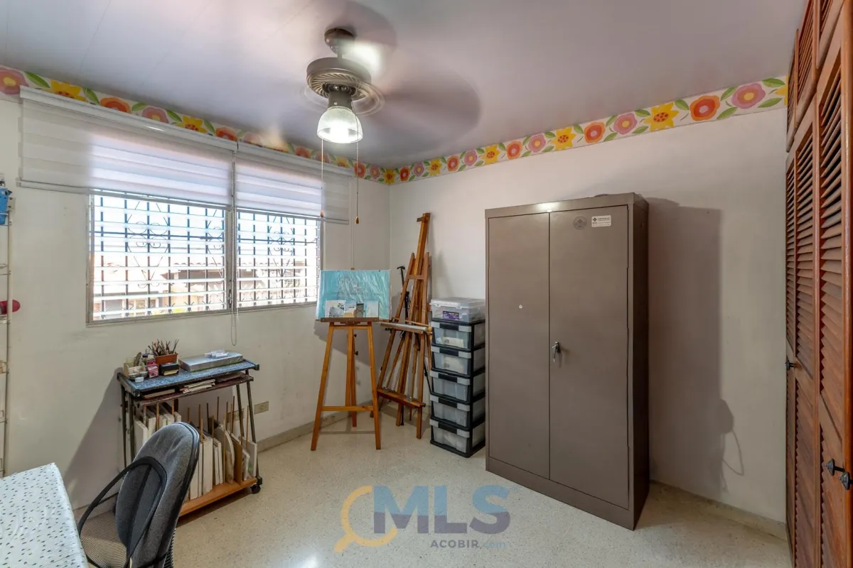 Two-story house with 4 bedrooms in Altos de Panamá