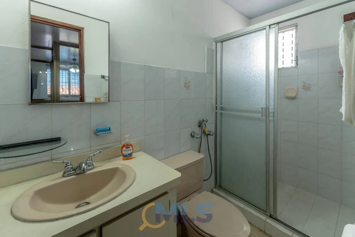 Two-story house with 4 bedrooms in Altos de Panamá