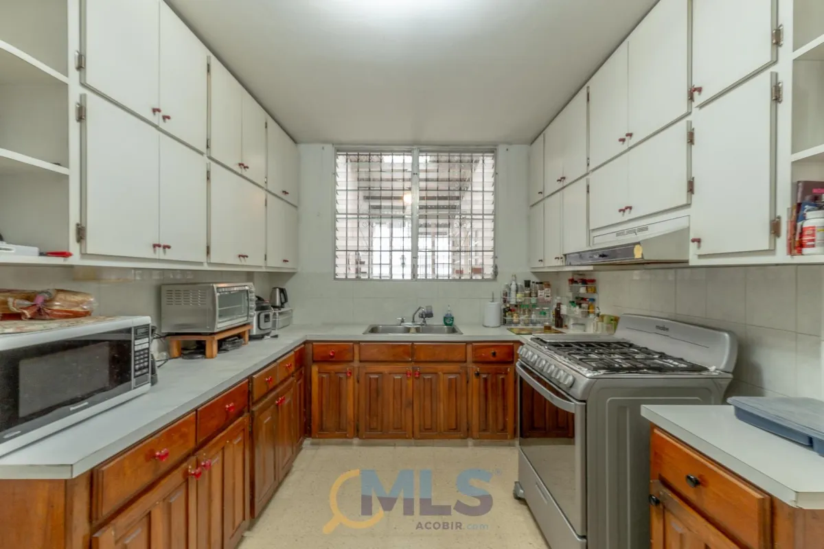 Two-story house with 4 bedrooms in Altos de Panamá