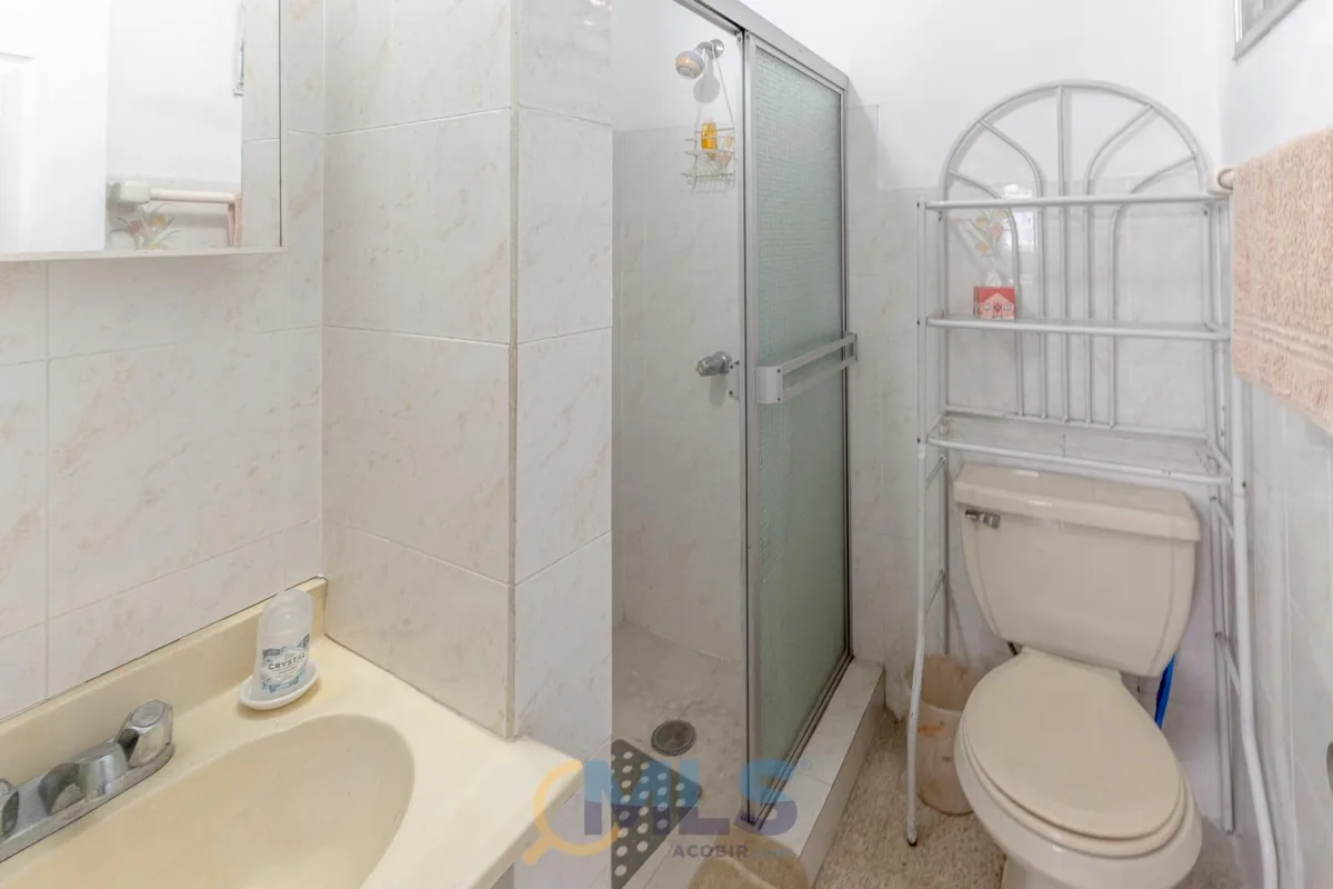 Two-story house with 4 bedrooms in Altos de Panamá