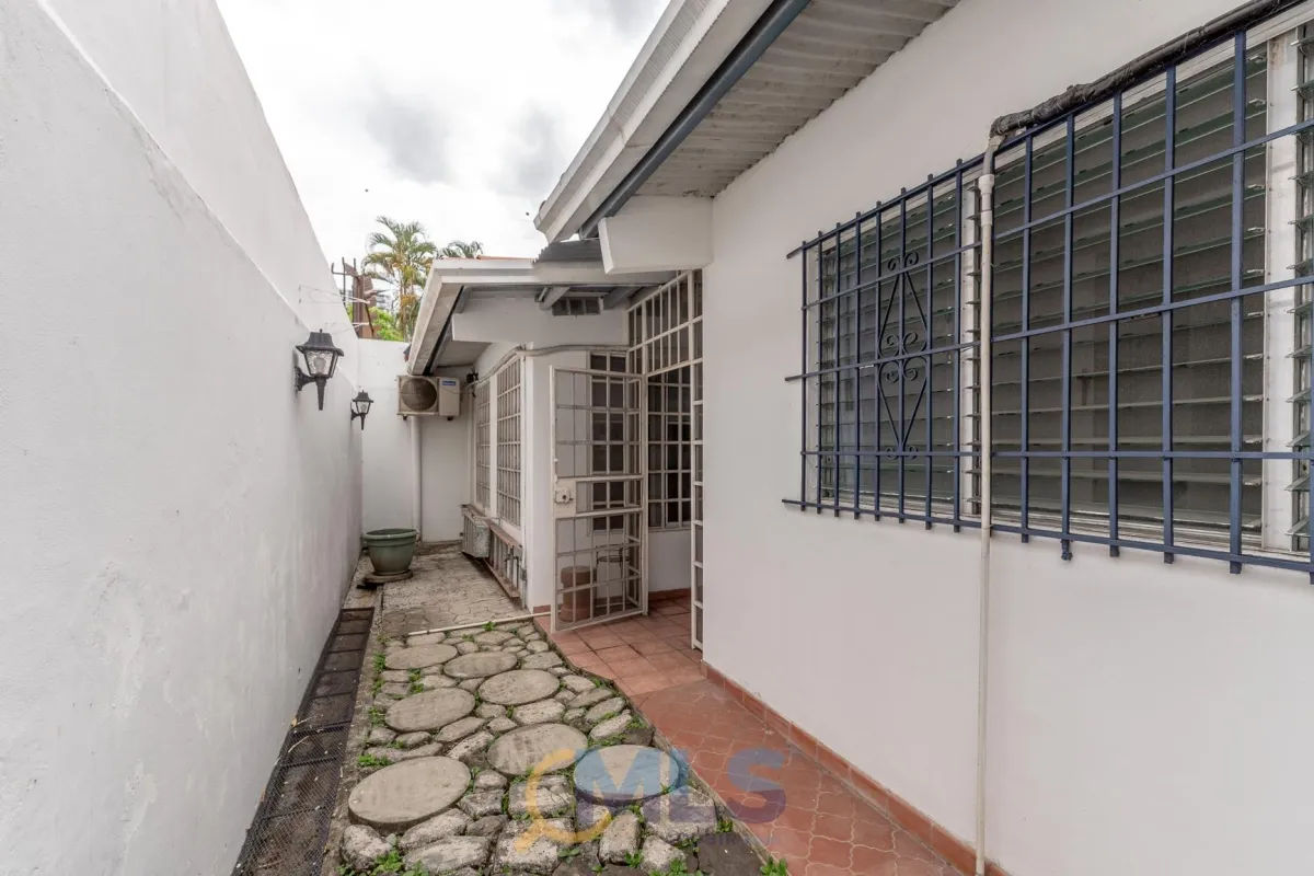 Two-story house with 4 bedrooms in Altos de Panamá