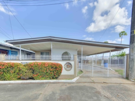 SE VENDE Casa de esquina en Don Bosco