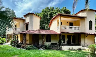 Casa en Altos de María con Estudios Independientes